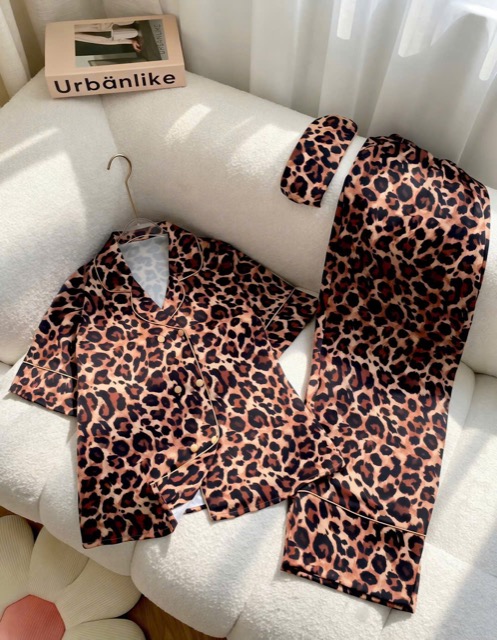Pijama tay ngắn quần dài cổ vest, họa tiết da báo